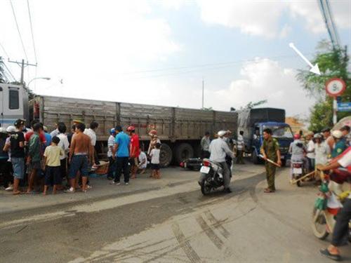 Cánh tay nữ sinh và sự vô cảm của cánh tài xế